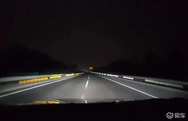 晚上在高速公路上行驶能开远光灯吗？(图1)