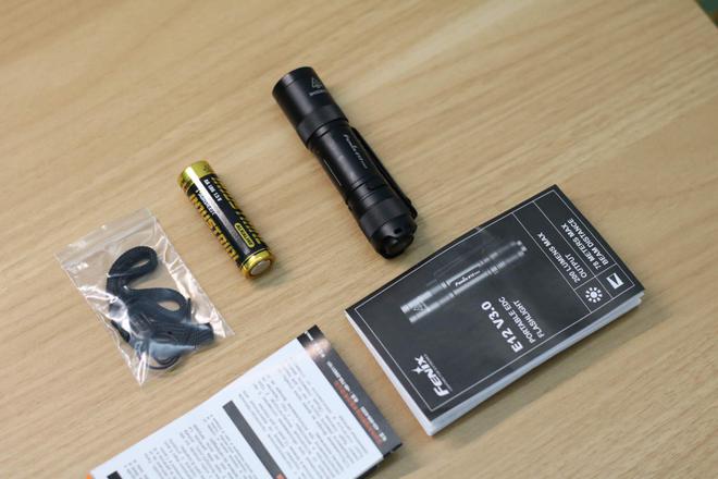 全新升级FenixE12V30射程更远亮度更高的EDC手电(图3)