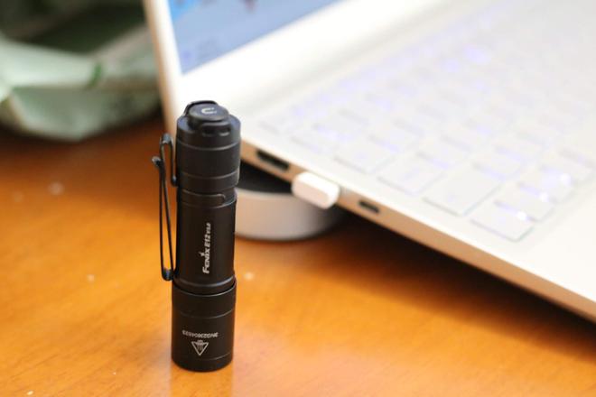 全新升级FenixE12V30射程更远亮度更高的EDC手电(图1)