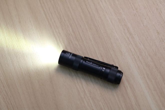 全新升级FenixE12V30射程更远亮度更高的EDC手电(图7)
