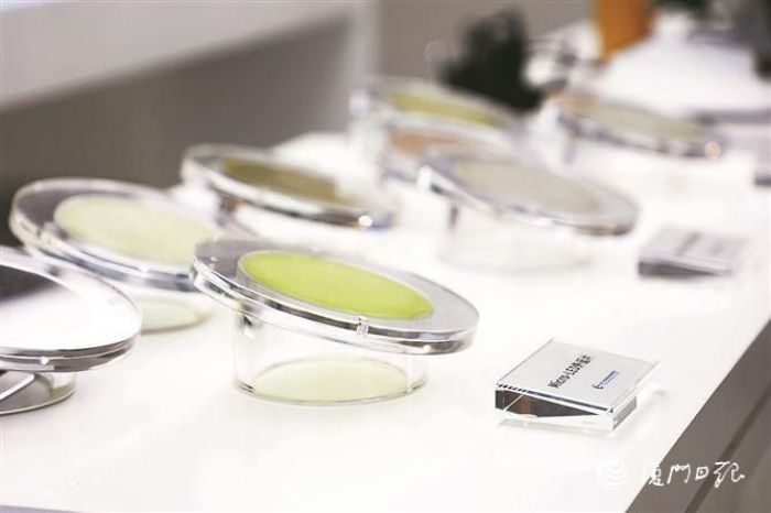 厦门市未来显示技术研究院：一款高PPIMicro-LED透明显示屏实现点亮(图2)