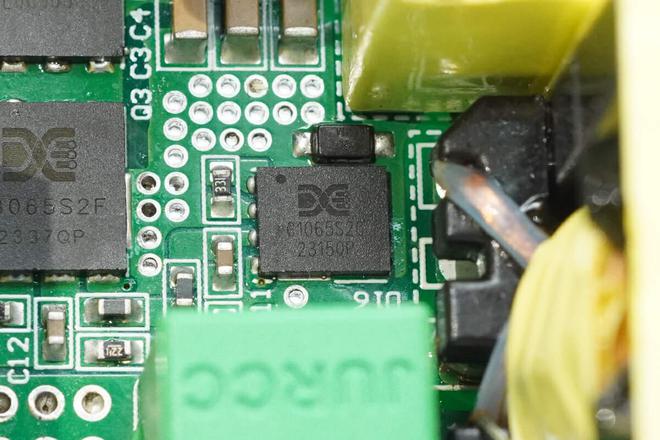 氮矽多颗氮化镓功率集成器助力铭伟泰200WLED适配器方案解析(图5)