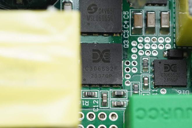 氮矽多颗氮化镓功率集成器助力铭伟泰200WLED适配器方案解析(图3)