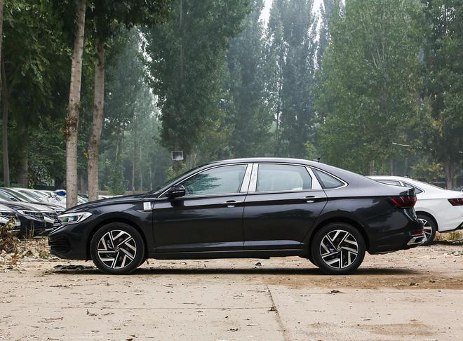 全新大众亲民版“帕萨特”上市！售价1279万起外观豪华配15T(图3)