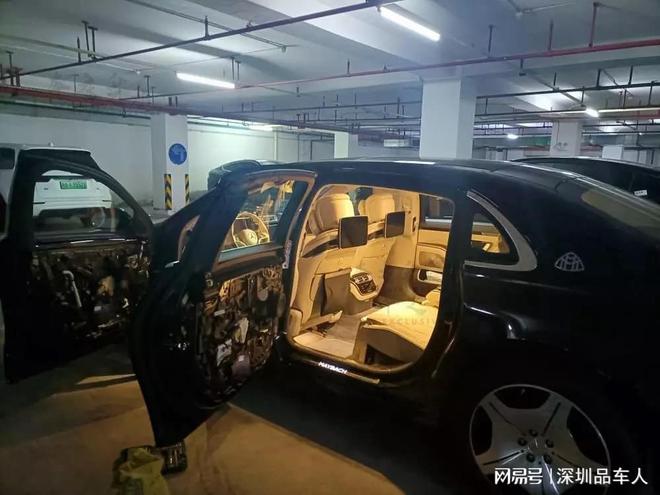 22款迈巴赫S480升级主动式氛围灯营造车内多色彩情调。