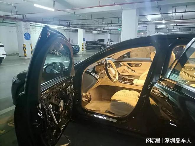 22款迈巴赫S480升级主动式氛围灯营造车内多色彩情调。(图2)