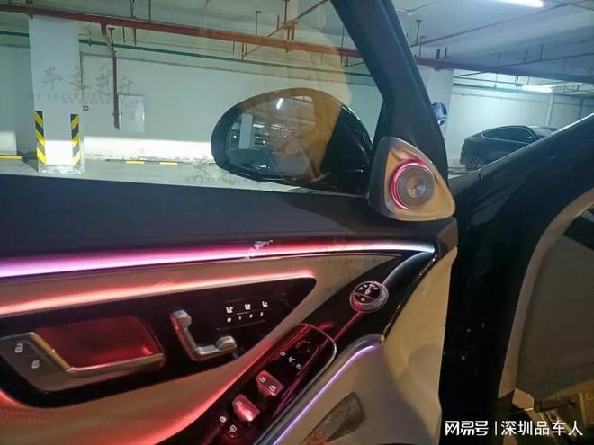 22款迈巴赫S480升级主动式氛围灯营造车内多色彩情调。(图4)