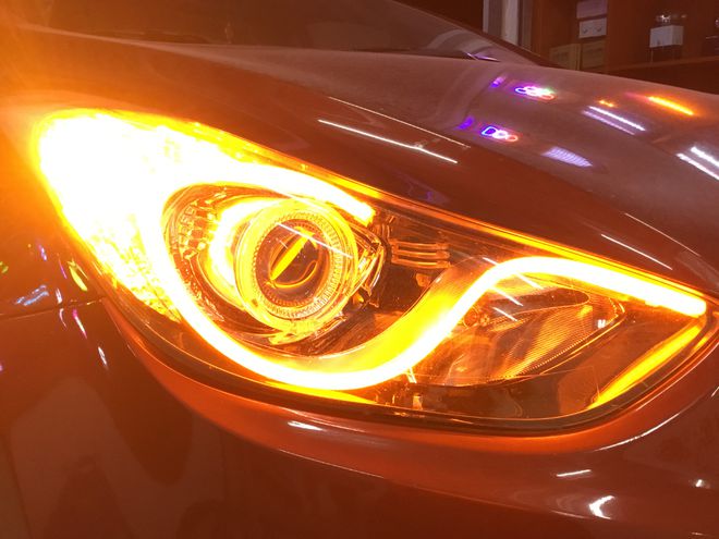 汽车的车灯为什么会发出不同的颜色？原来车灯的设计有讲究