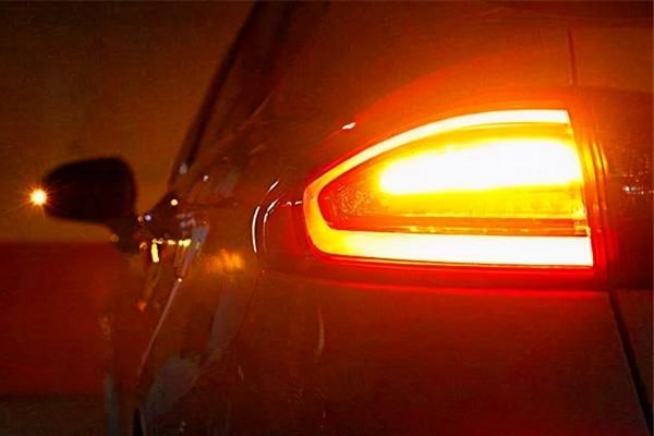 汽车的车灯为什么会发出不同的颜色？原来车灯的设计有讲究(图2)