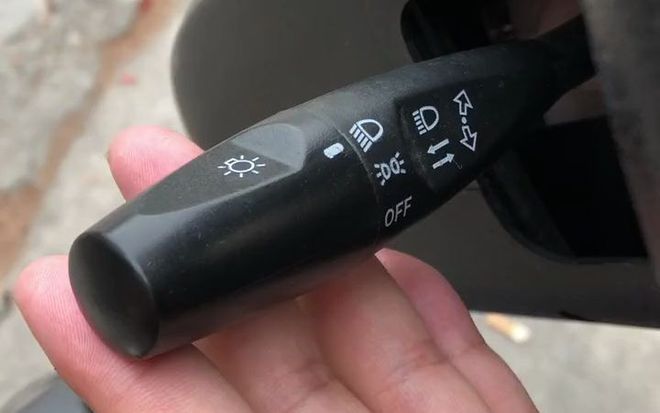 汽车灯光使用指南：新手必看轻松掌握驾驶小技巧(图2)