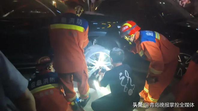 吓人！胶州一女子被卷入越野车底！头部流血、双腿被卡(图2)