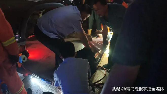 吓人！胶州一女子被卷入越野车底！头部流血、双腿被卡(图3)