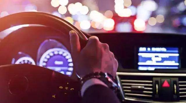 吓人！胶州一女子被卷入越野车底！头部流血、双腿被卡(图5)