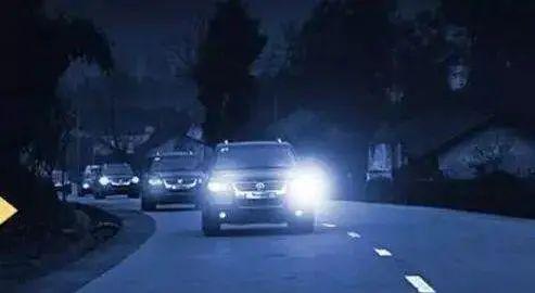 吓人！胶州一女子被卷入越野车底！头部流血、双腿被卡(图7)