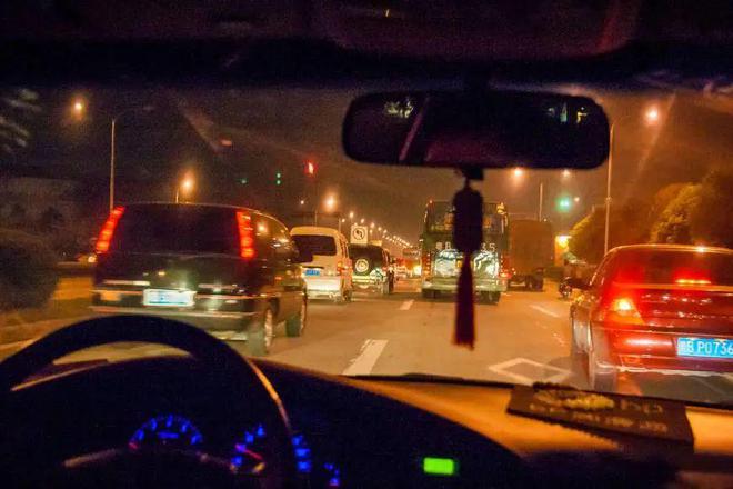 吓人！胶州一女子被卷入越野车底！头部流血、双腿被卡(图13)