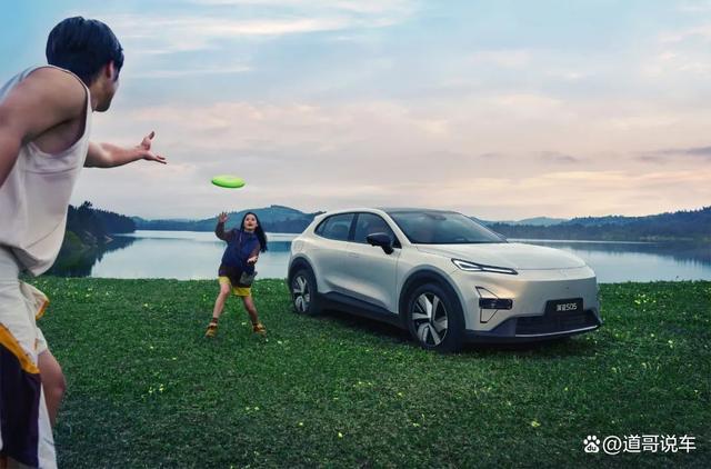 一键抓拍、户外电影院……深蓝S05一台可以陪你玩儿的社交(图2)