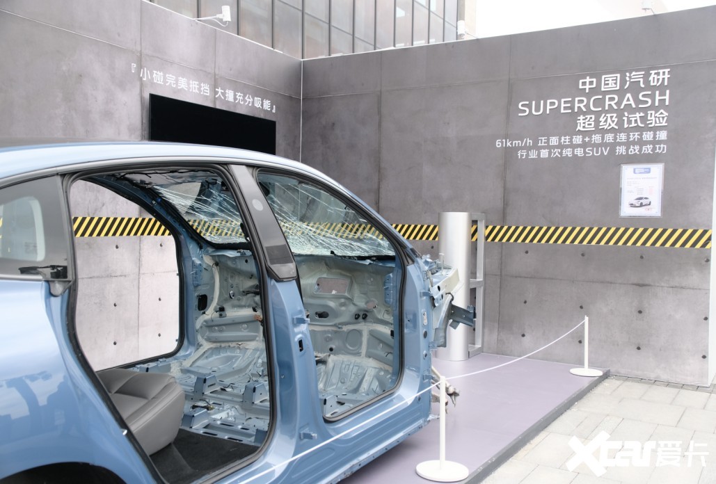 从破烂艺术展看智己汽车的卓越安全科技与用户信赖(图3)