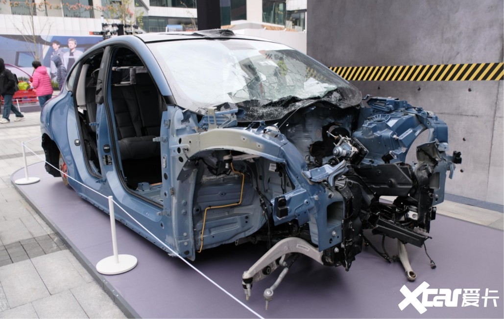 从破烂艺术展看智己汽车的卓越安全科技与用户信赖(图4)