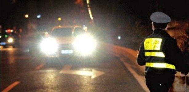 驾车应该如何正确使用远光灯