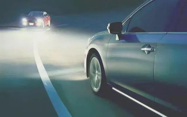 大灯闪三下是什么意思？老司机秒懂→