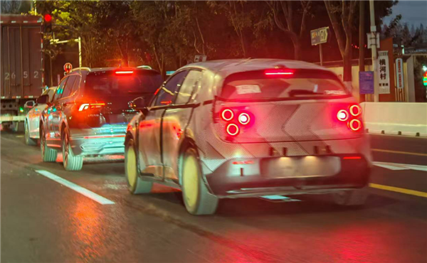 蔚来萤火虫实车上路：“六眼灯”全开辨识度超强(图3)