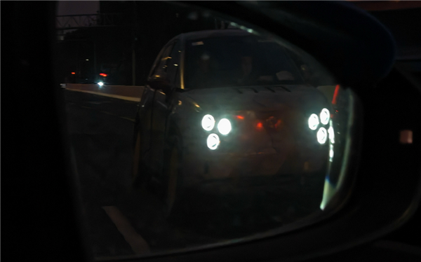 蔚来萤火虫实车上路：“六眼灯”全开辨识度超强(图2)