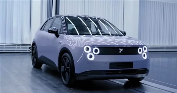 独树一帜“三眼灯”蔚来萤火虫内饰曝光：配极窄边框中控屏(图2)