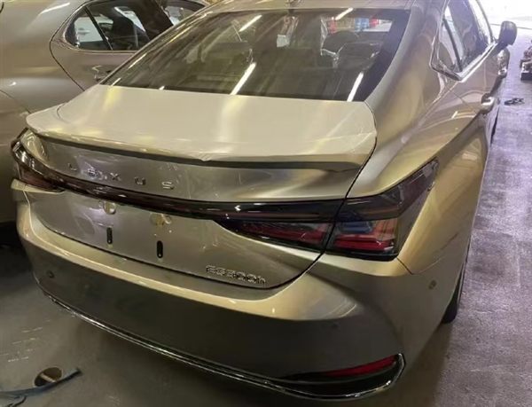 “公路闪电”新款雷克萨斯ES实车曝光：和老款区别只在灯(图2)