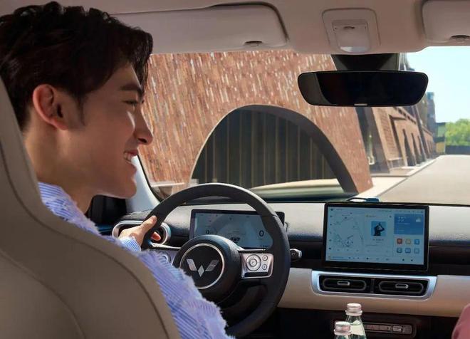 续航接近ModelY车内两块大屏！全新通用SUV上市仅售898万(图3)