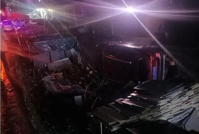 一盔一带惊险！夜间行驶翻下路坎驾驶员安然无恙全靠它！(图1)