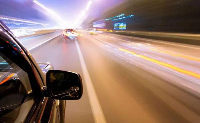 一盔一带惊险！夜间行驶翻下路坎驾驶员安然无恙全靠它！(图3)