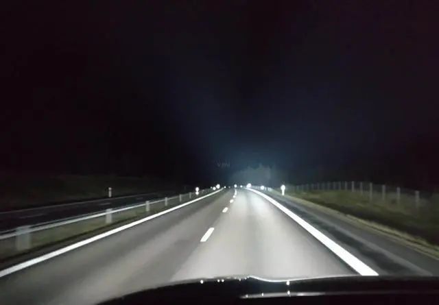 一盔一带惊险！夜间行驶翻下路坎驾驶员安然无恙全靠它！(图2)