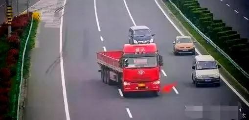 过年回家在高速公路上行驶需要注意诸多事项以确保行车安全(图2)