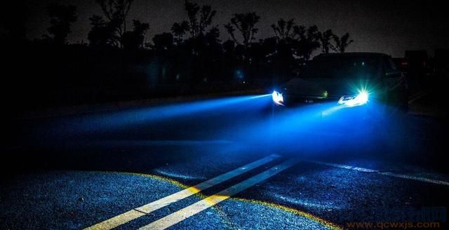 夜间会车灯光使用规范：避免远光灯滥用引发的安全隐患(图1)