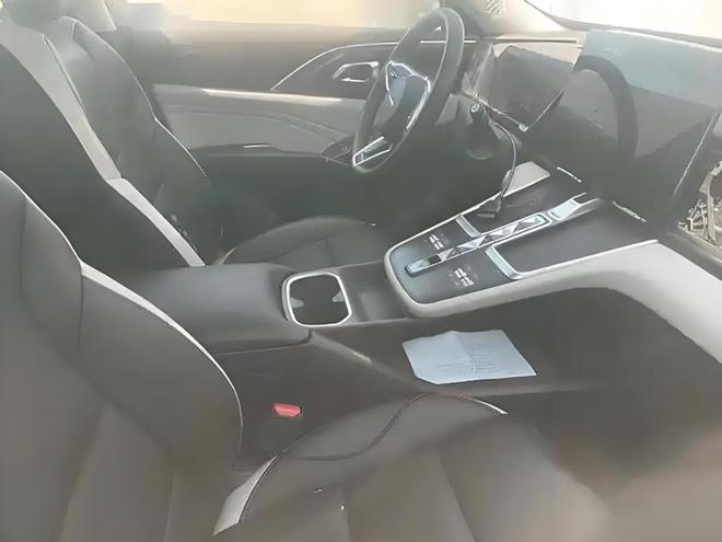 哈弗二代枭龙MAX内饰官图发布没想到改动还挺大(图2)