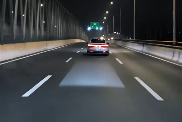 蔚来ET9车主夜间遭遇远光狗：智慧光毯立功救了路人一命(图2)