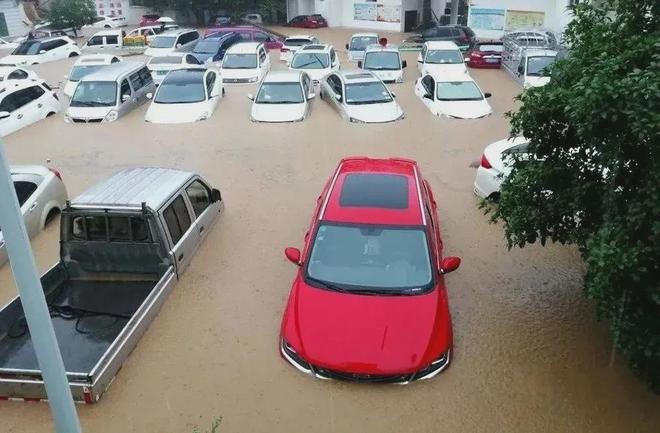 雨天行车这些安全事项要注意！(图1)