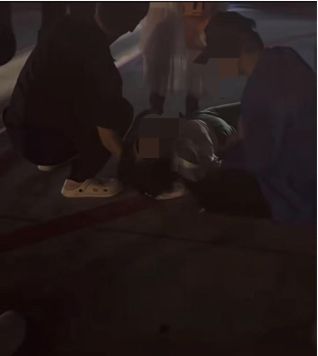 机场摆渡车挤满人疑没开空调闷热难耐女乘客晕倒后有人砸窗自救；西宁曹家堡机场：正介入调查(图2)