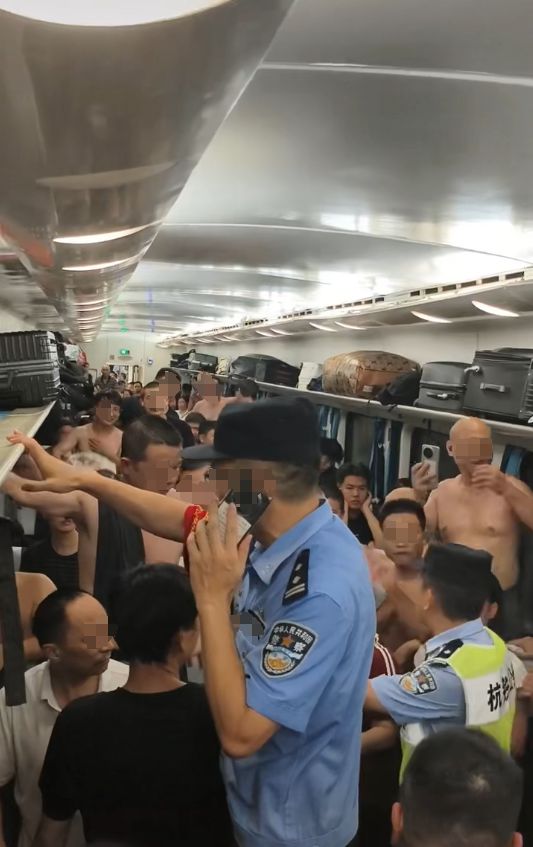 机场摆渡车挤满人疑没开空调闷热难耐女乘客晕倒后有人砸窗自救；西宁曹家堡机场：正介入调查(图6)