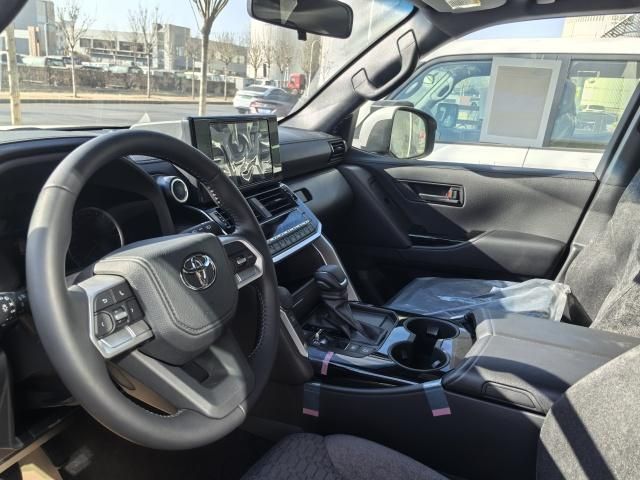 在浩瀚的汽车市场丰田酷路泽是始终占有一席之地广受好评(图2)