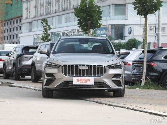 吉利第5代帝豪实车亮相全新设计车长超4米8搭载15T发动机(图2)