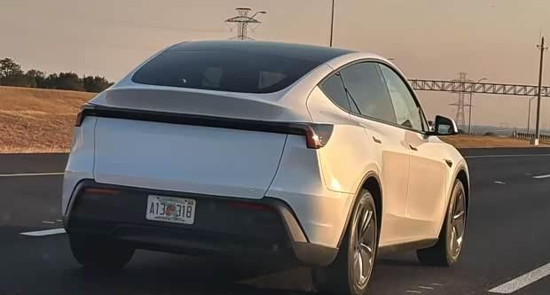 【E汽车】特斯拉ModelY丐版实车曝光(图3)