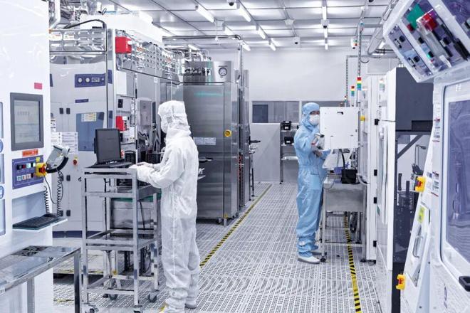 厦门半导体巨头科技感拉满宾利劳斯莱斯都用它家车灯(图6)