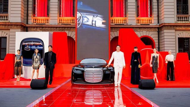 模特和汽车同台走秀谁站C位？上海时装周最硬核的彩蛋来了！