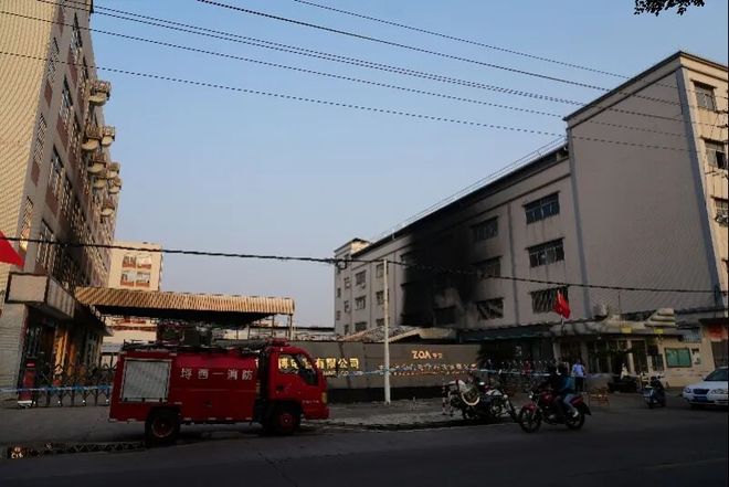 现场浓烟滚滚！中山一照明企业工厂突发火灾！(图2)