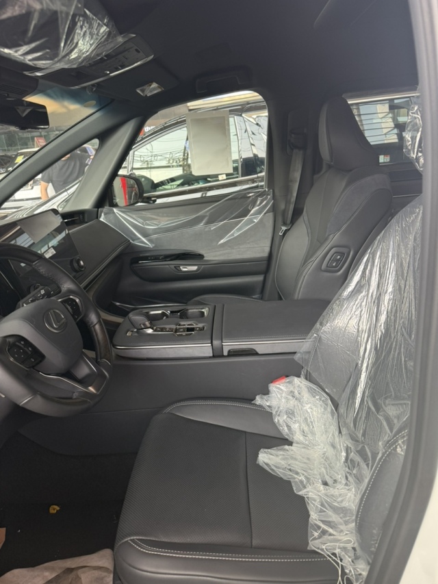 2025款雷克萨斯LM350h25七座本家现车优惠8万(图2)