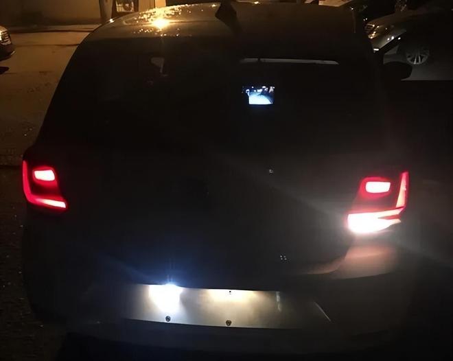 汽车为什么只有一个倒车灯？真相没那么简单！