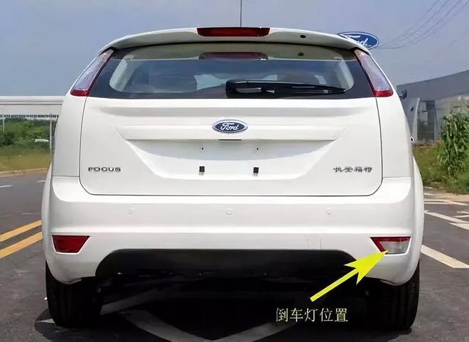 汽车为什么只有一个倒车灯？真相没那么简单！(图4)