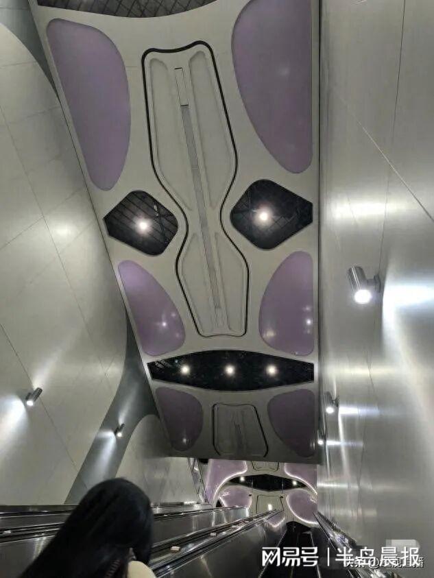 成都地铁一站点灯具形似人脸令人不适建设方：将关闭部分照明灯