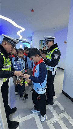 别不信！郑州这堂交通安全课孩子们“抢”着上！(图10)